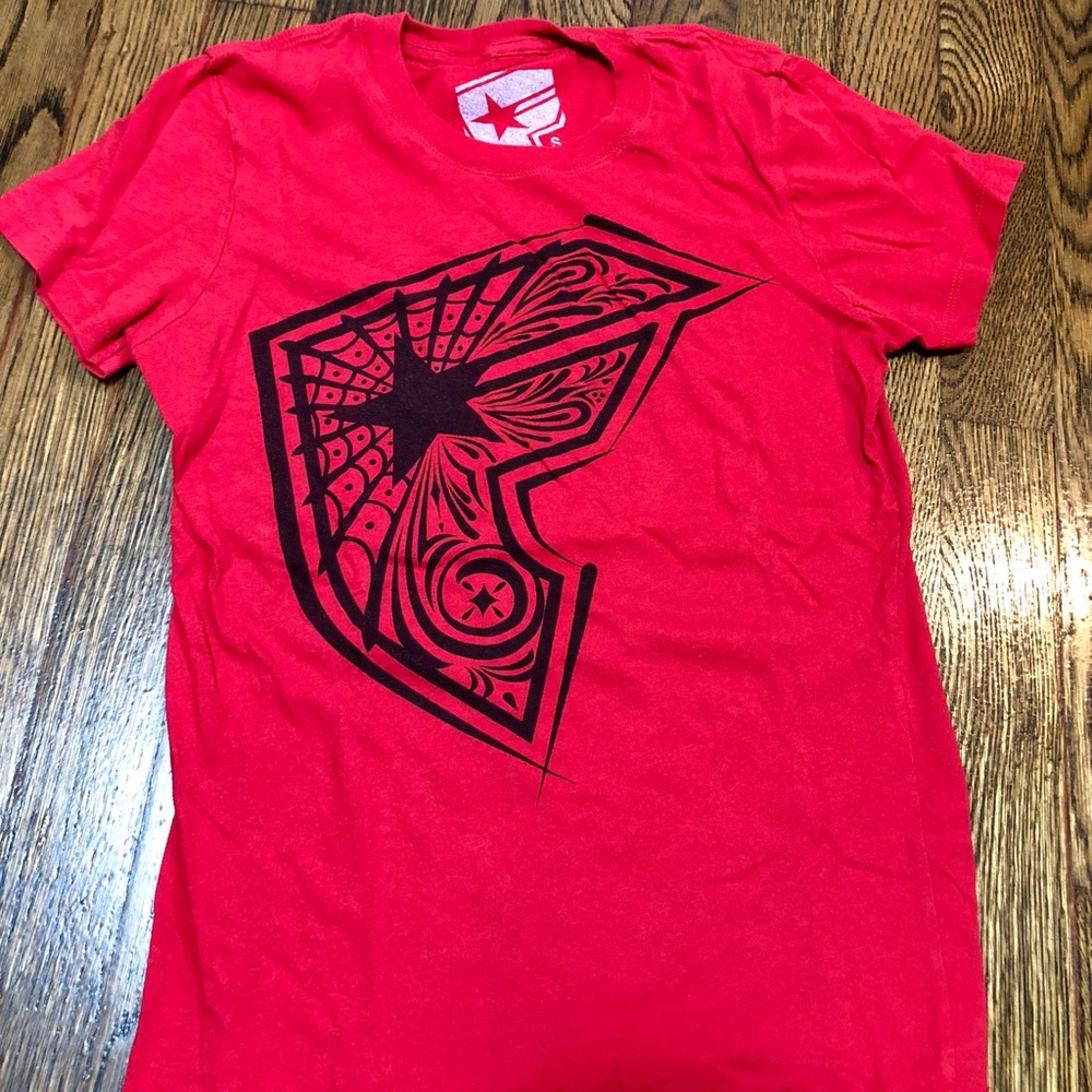 Famous red T-shirt small